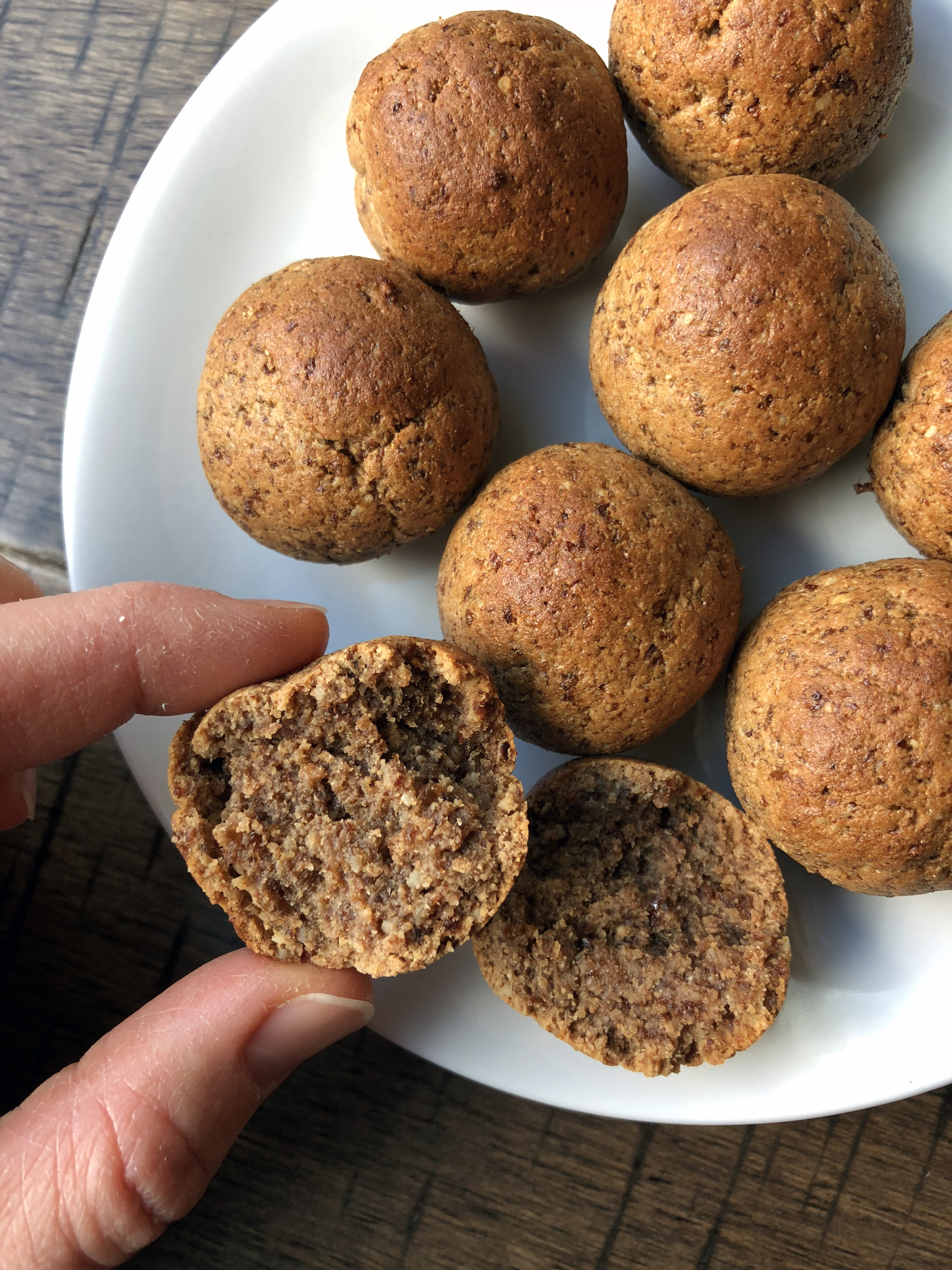 Paleo Cinnamon Roll Energy Bites