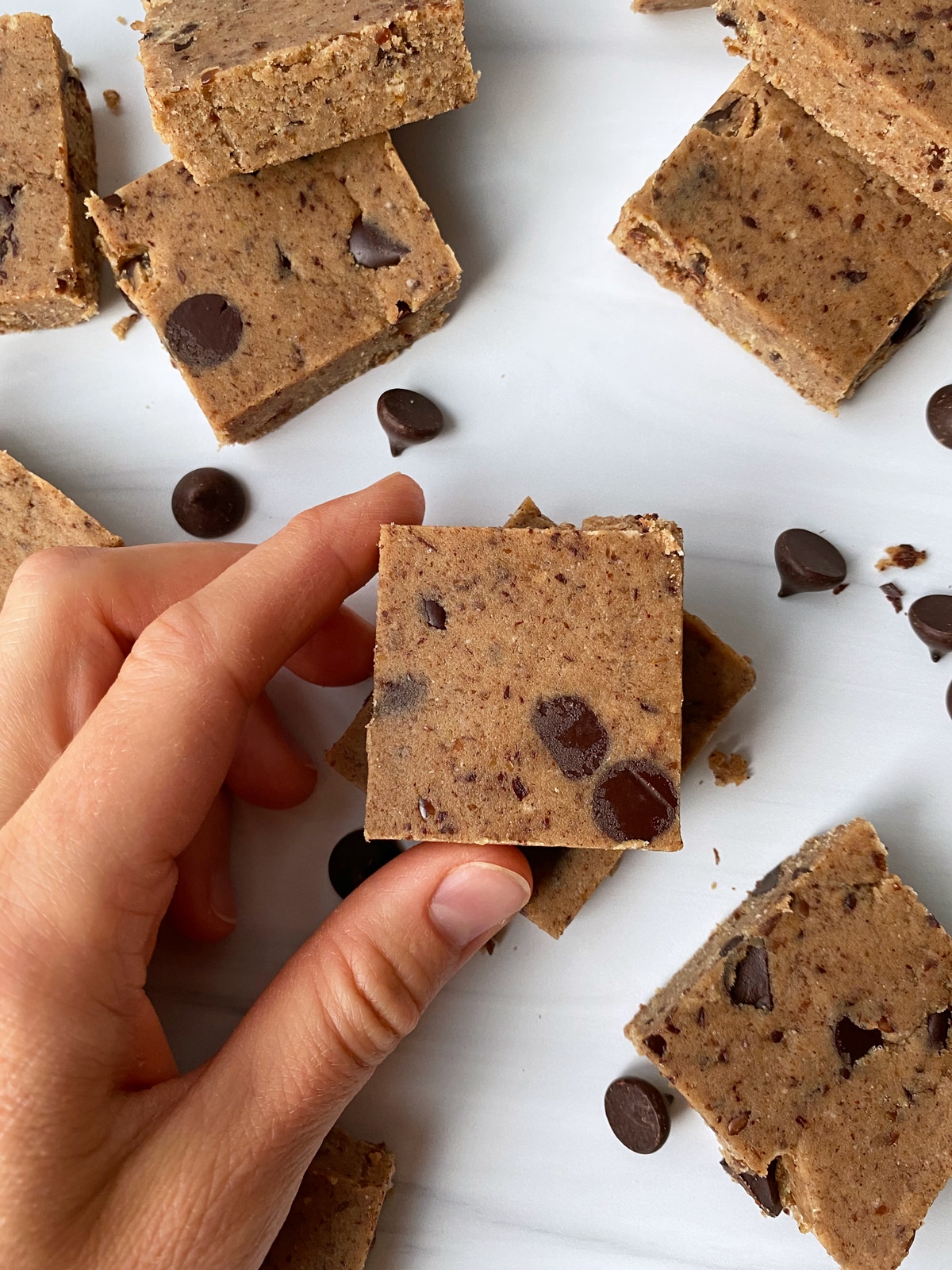 healthy-chocolate-chip-cookie-dough-protein-bars