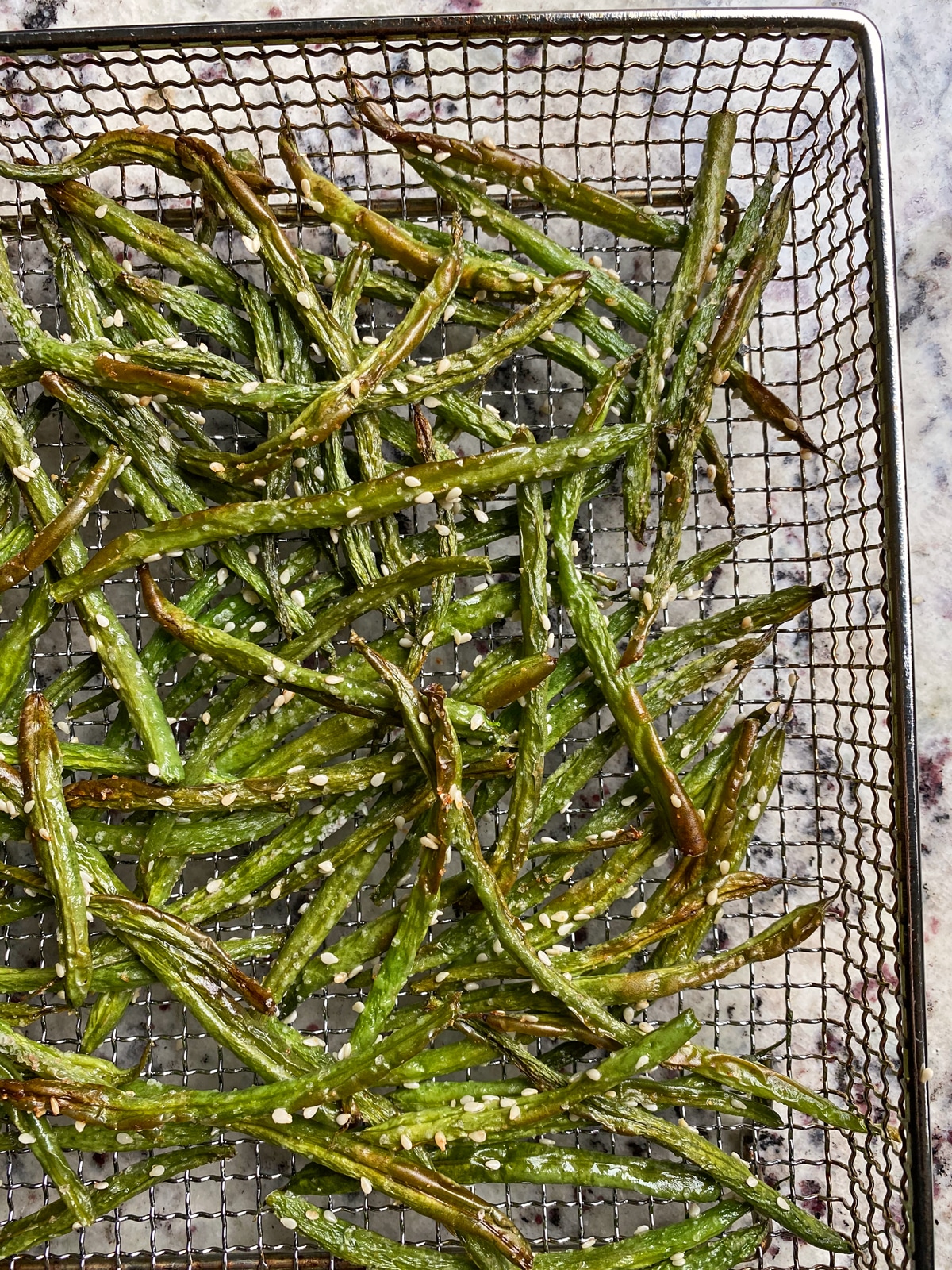 cooked green beans in air fryer basket