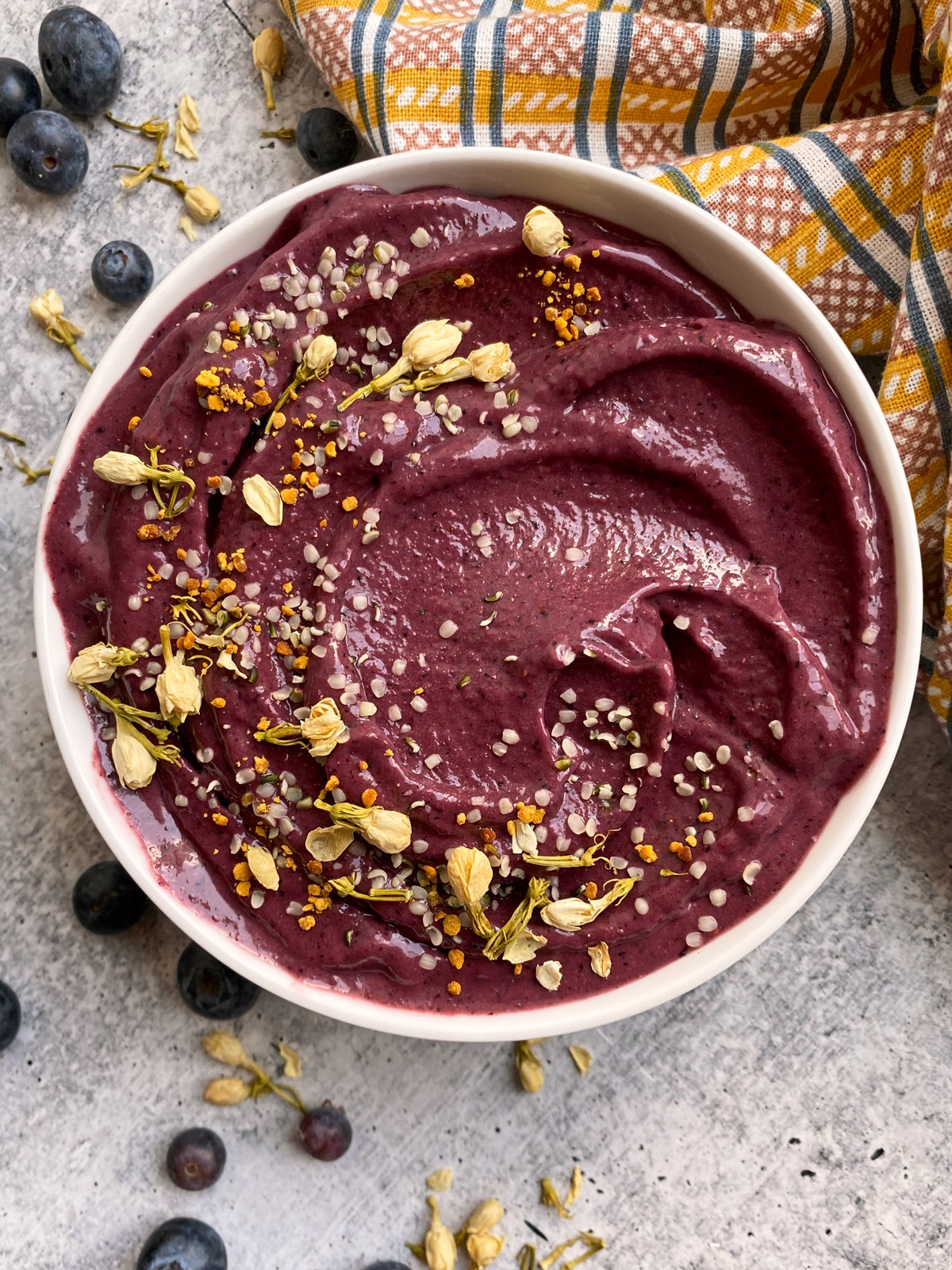 strawberry-blueberry-avocado-smoothie-in-bowl-with-toppings