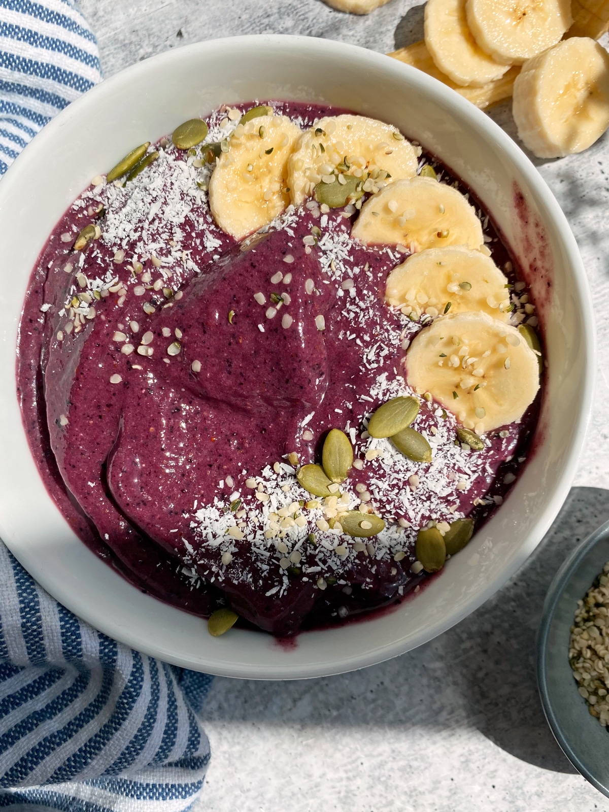 banana beet smoothie bowl