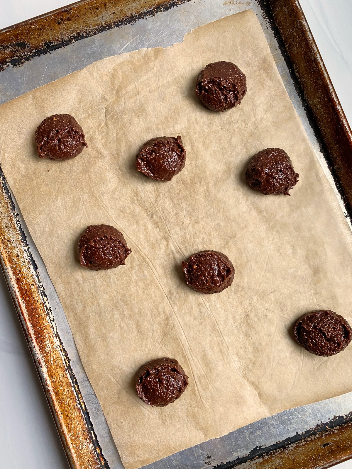 unbaked-cookies-on-baking-sheet