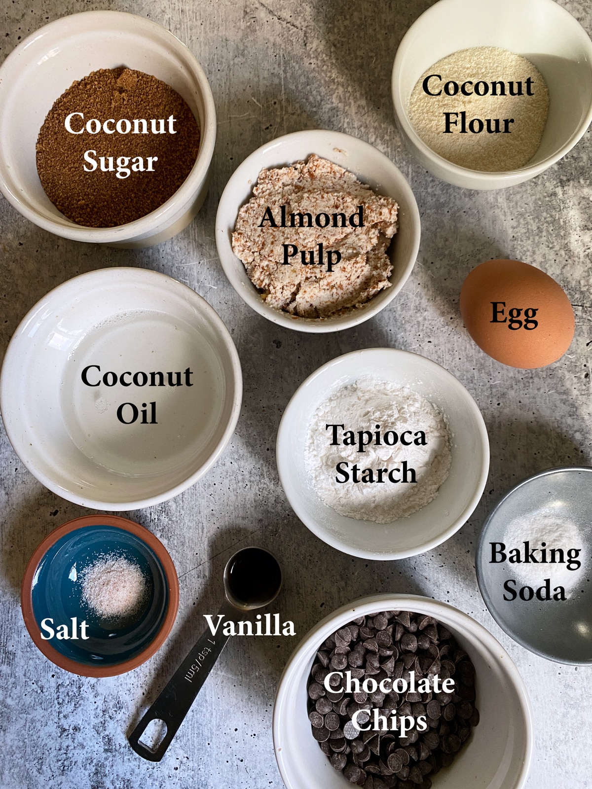 Ingredients in almond pulp cookies.