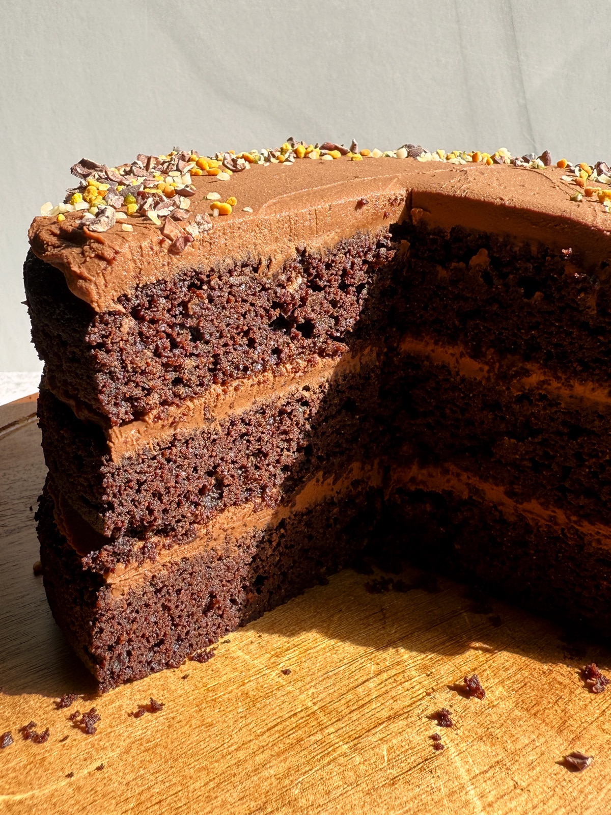 Cut cake.