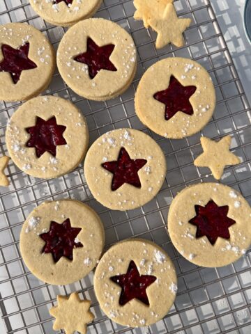 Cookies on wire cooling rack.