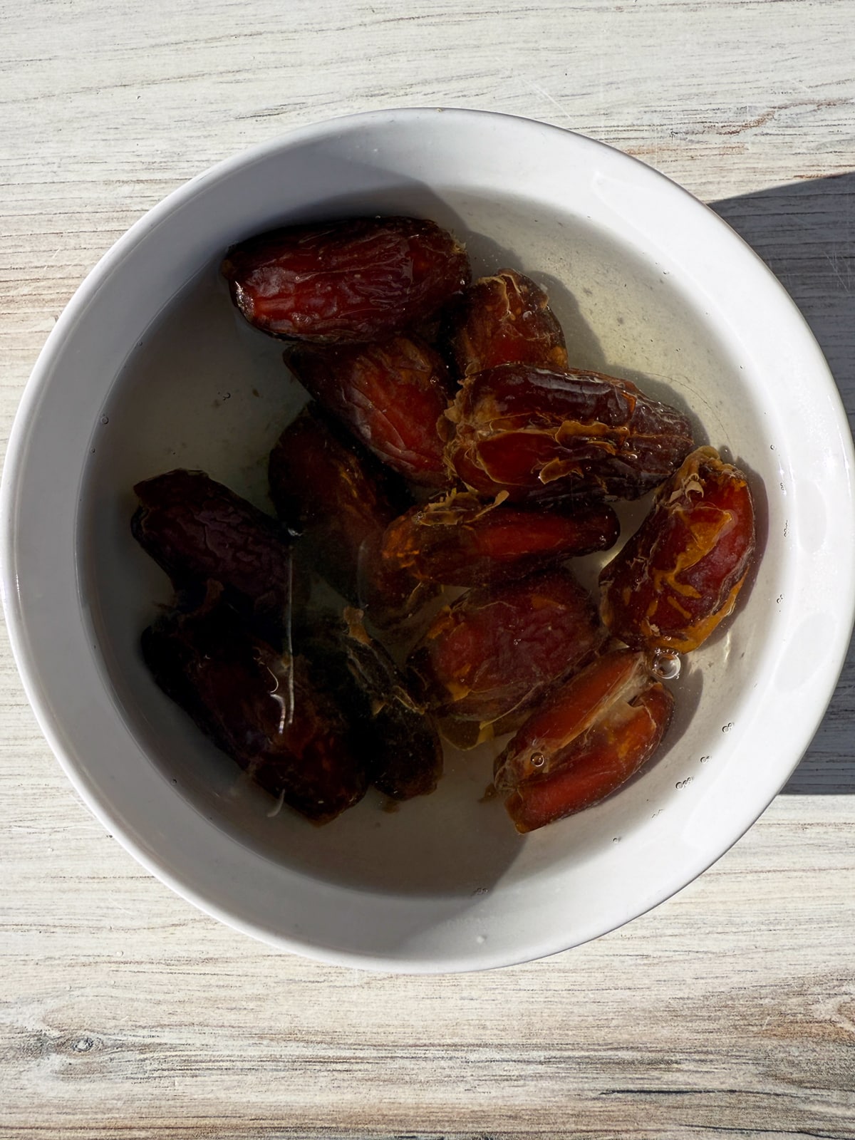 Soaking the dates in water.